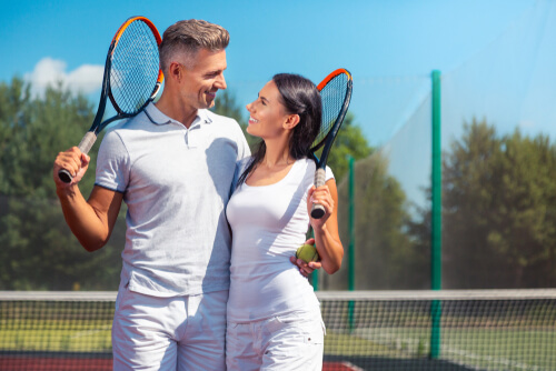 גבר ואישה משחקים טניס